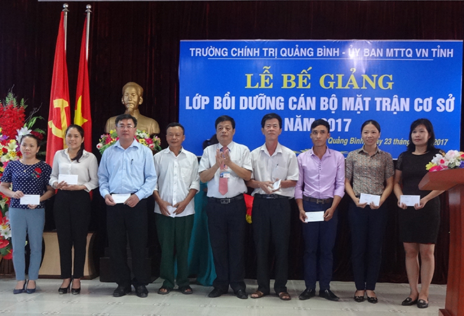 Bế giảng lớp bồi dưỡng cán bộ mặt trận cơ sở năm 2017