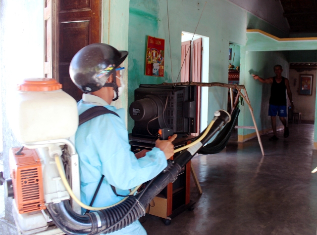 Phun thuốc diệt muỗi sốt xuất huyết, người nhà có bị dính độc như muỗi hay không?