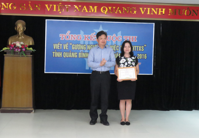 Trao giải cuộc thi viết về "Gương người tốt, việc tốt, điển hình tiên tiến xuất sắc" tỉnh Quảng Bình lần thứ II