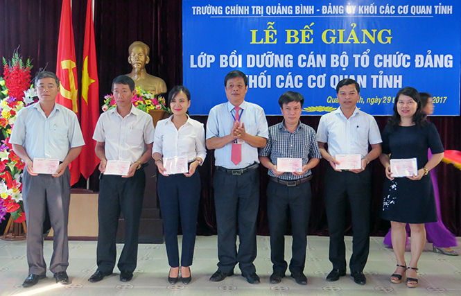 Bế giảng lớp bồi dưỡng cán bộ tổ chức đảng năm 2017