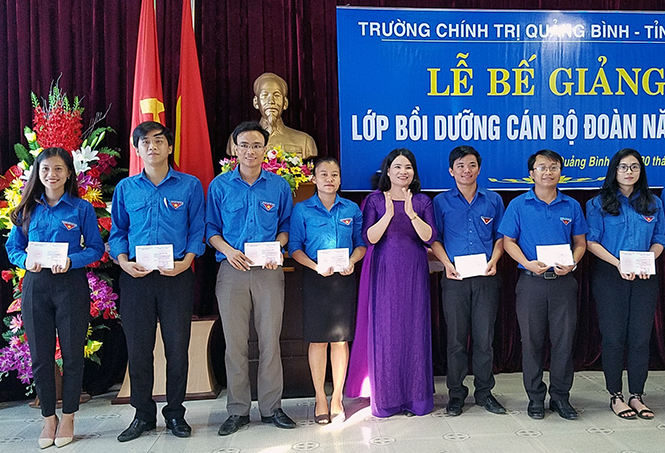 Bế giảng lớp bồi dưỡng cán bộ đoàn năm 2017