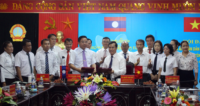 Hội đàm giữa TAND tỉnh Quảng Bình và TAND tỉnh Savannakhet