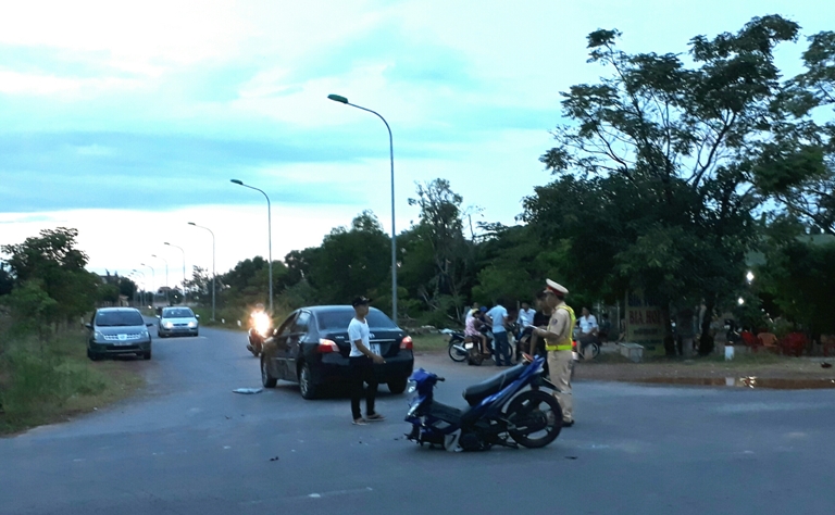 Tai nạn giao thông tại điểm "đen" giao cắt đường Trần Quang Khải và Nguyễn Văn Linh