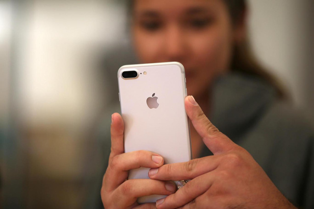 Lỗ 'bí mật' cạnh camera trên điện thoại iPhone là gì?