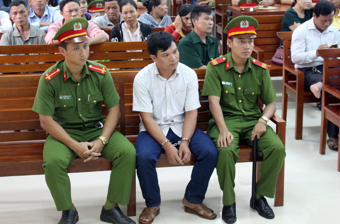 Xét xử công chức địa chính xã Hoàn Trạch chiếm đoạt tài sản
