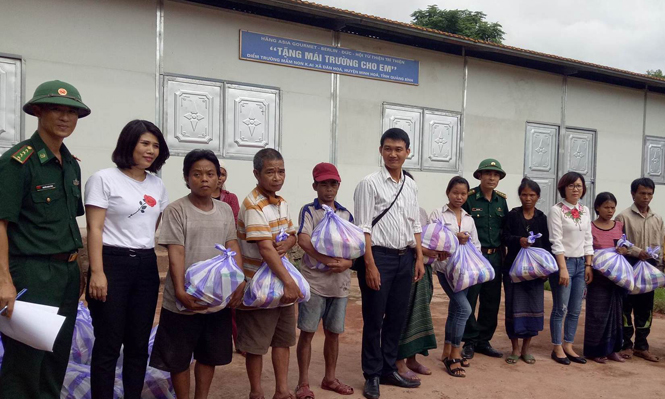 Trao quà cho học sinh bản Ka Ai