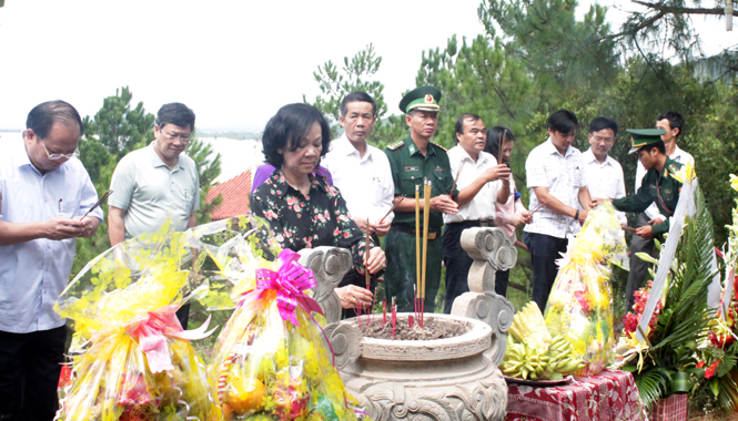 Đồng chí Trưởng ban Dân vận Trung ương dâng hương viếng mộ Đại tướng Võ Nguyên Giáp