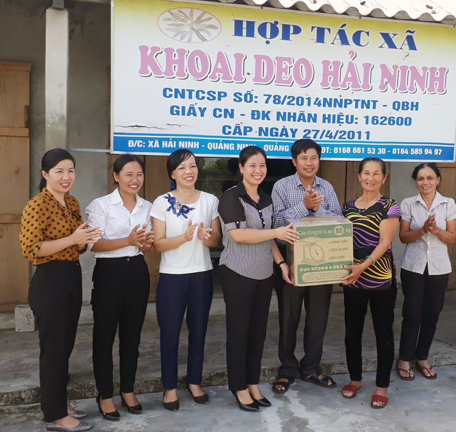 Bàn giao máy móc hỗ trợ sản xuất cho HTX chế biến khoai deo Hải Ninh