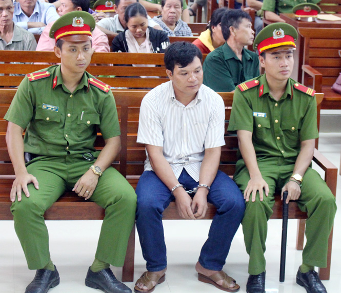 Vụ cán bộ địa chính xã Hoàn Trạch chiếm đoạt tài sản: Nhiều tình tiết chưa được làm rõ