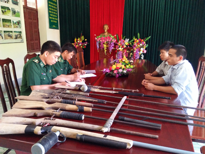 Đồn Biên phòng Cà Xèng vận động nhân dân giao nộp vũ khí