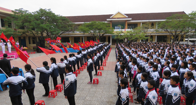 Học sinh tựu trường vào ngày 10-8 hằng năm