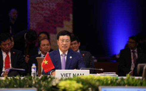 Phó Thủ tướng Phạm Bình Minh gặp Ngoại trưởng Nhật Bản và Hàn Quốc
