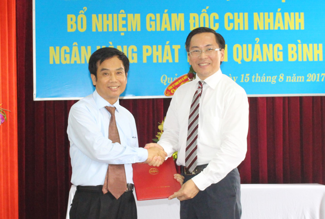 Công bố và trao quyết định bổ nhiệm giám đốc Chi nhánh Ngân hàng phát triển Quảng Bình