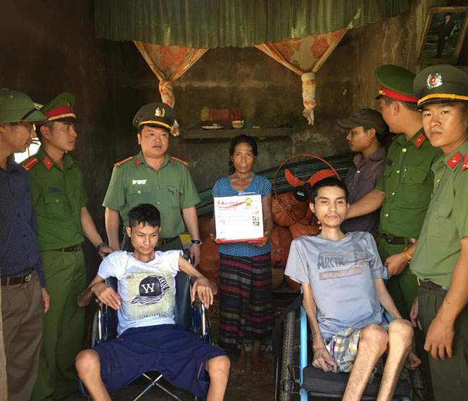 Trao quà cho gia đình có hoàn cảnh đặc biệt khó khăn