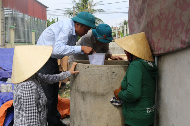 Ra quân tổng vệ sinh môi trường ở xã Thanh Trạch