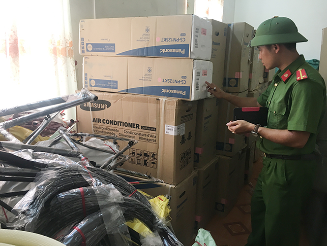 Bắt giữ xe ô tô vận chuyển hàng hóa không có giấy tờ hợp lệ