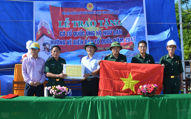 Hội CCB Khối Doanh nghiệp trao tặng cờ Tổ quốc cho ngư dân