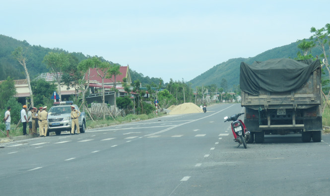 Hơn 1 tháng, xử phạt 124 xe ô tô chở hàng quá tải, quá khổ
