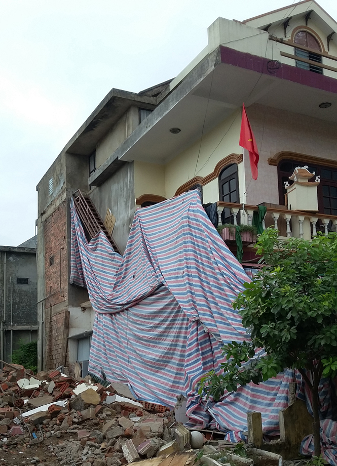 Khởi công xây khách sạn, làm hư hỏng nhà dân