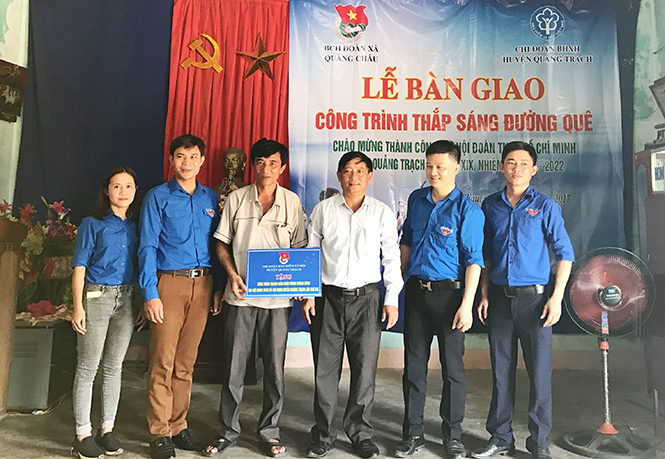 Chi đoàn BHXH huyện Quảng Trạch: Tham gia chương trình "Thắp sáng đường quê"