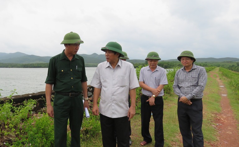Đồng chí Bí thư Tỉnh ủy kiểm tra các công trình hồ đập, đê kè xung yếu