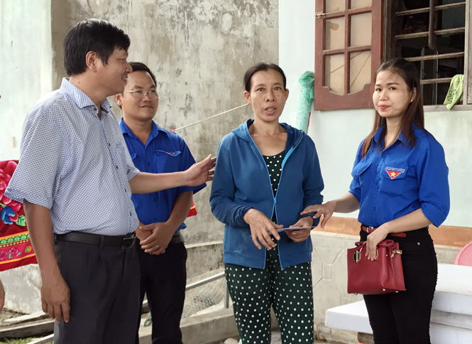 Đoàn Khối Doanh nghiệp tỉnh kịp thời trao quà hỗ trợ người dân sau bão