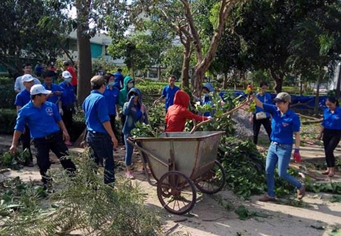 Ra quân dọn dẹp vệ sinh sau bão số 10