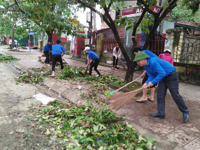 Hơn 500 đoàn viên thanh niên Minh Hóa dọn vệ sinh môi trường