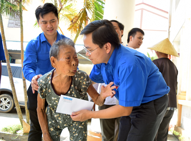 Trung ương Đoàn thăm và tặng quà người dân thiệt hại do bão