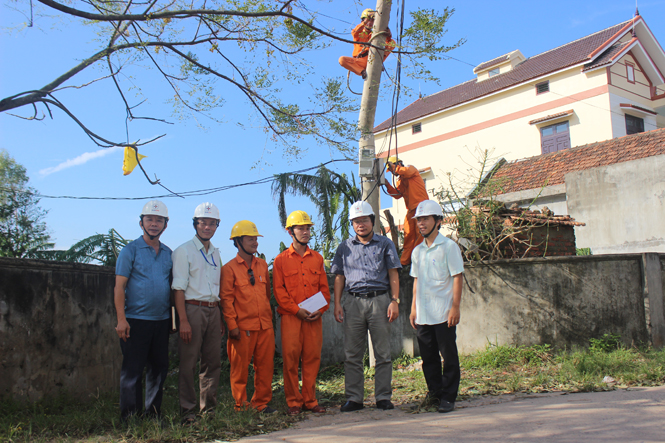 Công đoàn Điện lực Quảng Bình thăm, động viên công nhân đang làm nhiệm vụ