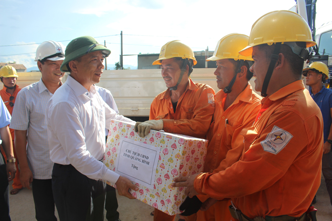 Đồng chí Chủ tịch UBND tỉnh thăm hỏi, tặng quà các đơn vị thi công khôi phục lưới điện