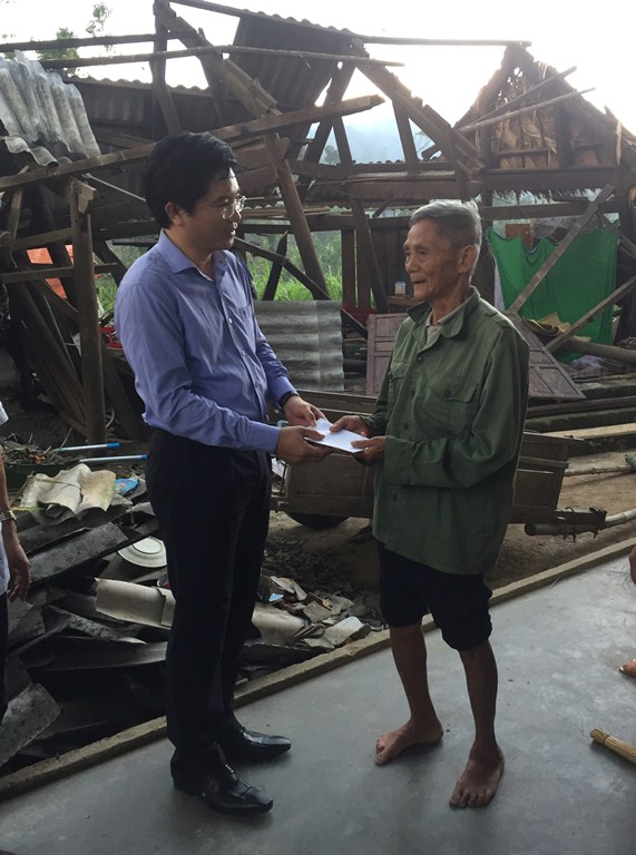 Đồng chí Phó Chủ tịch HĐND tỉnh thăm, tặng quà các trường học và cá nhân thiệt hại do bão