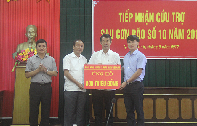 Đảng bộ Khối Doanh nghiệp Trung ương hỗ trợ tỉnh ta khắc phục hậu quả thiên tai