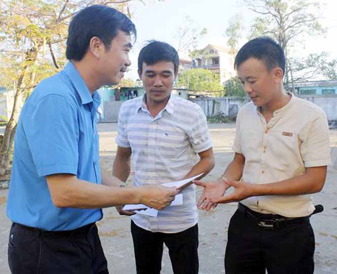 LĐLĐ tỉnh thăm người lao động bị thiệt hại do bão