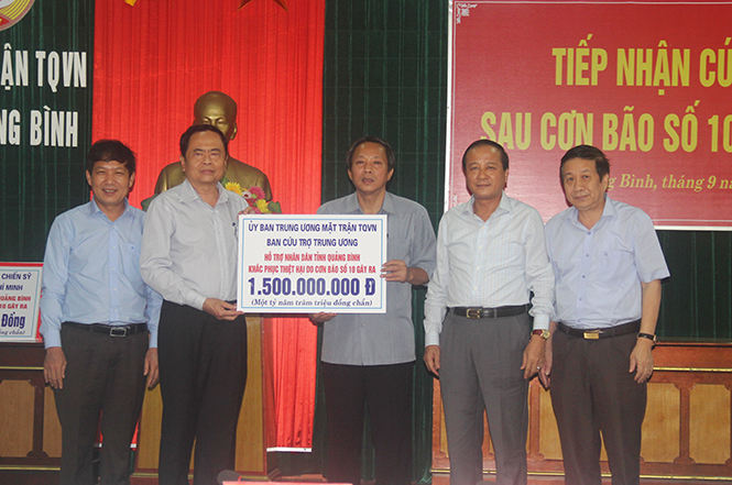 Trung ương MTTQVN hỗ trợ 1,5 tỷ đồng giúp người dân tỉnh ta khắc phục hậu quả do bão