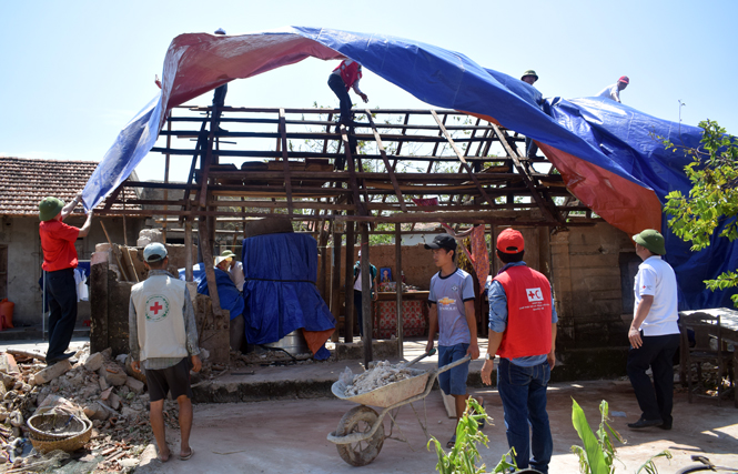 Hội Chữ thập đỏ tỉnh hỗ trợ người dân khắc phục hậu quả do bão