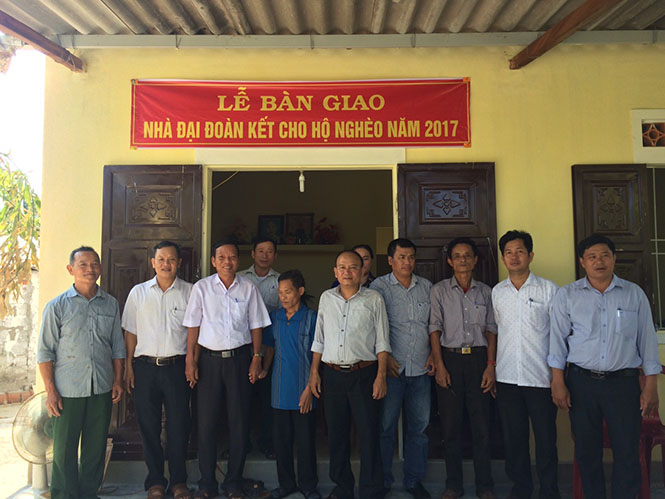 Bàn giao nhà đại đoàn kết cho người khiếm thị