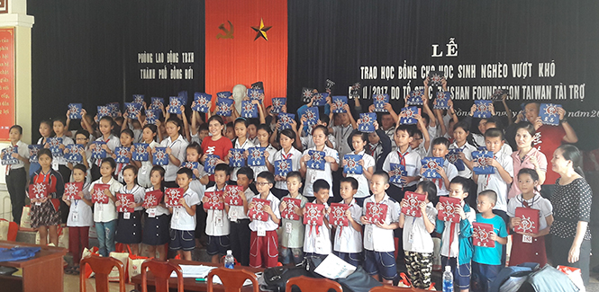 Trao 180 suất học bổng cho học sinh có hoàn cảnh khó khăn
