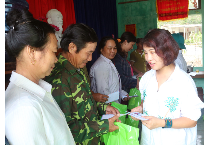 Gia đình Đại tướng Võ Nguyên Giáp hỗ trợ người dân bị thiệt hại do bão