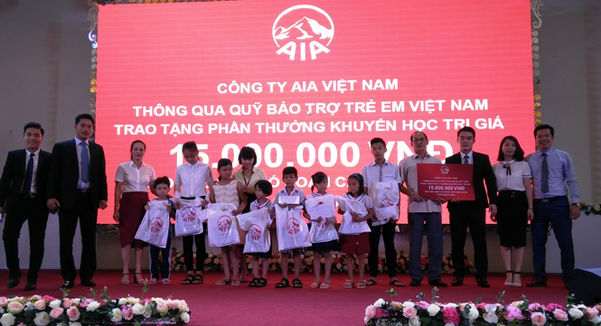 Công ty BHNT AIA Việt Nam: Trao tiền hỗ trợ khuyến học