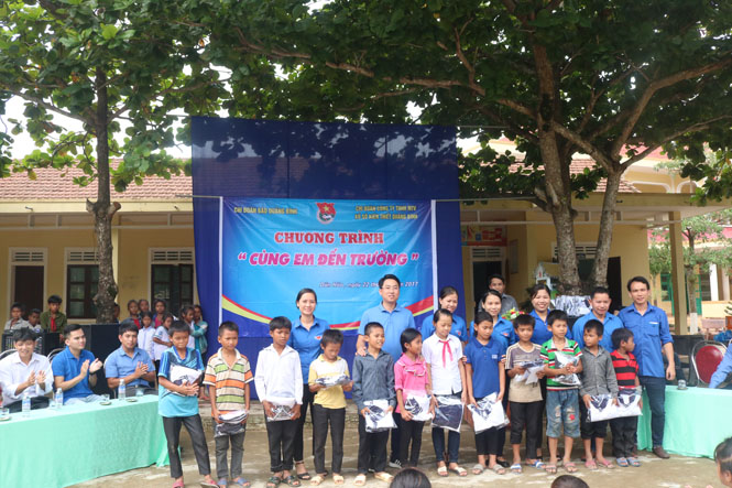 Chương trình thiện nguyện "Cùng em đến trường" ở vùng biên giới