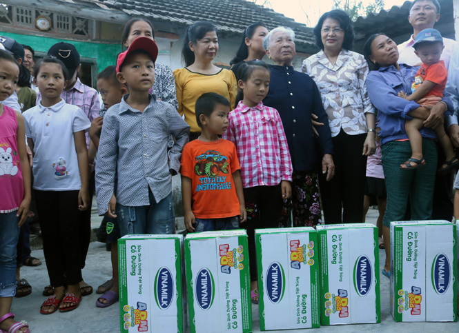 Vinamilk tặng 55.200 ly sữa cho trẻ em vùng bão Quảng Bình
