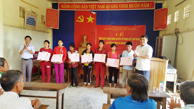 Minh Hóa: Trao giấy chứng nhận quyền sử dụng đất lâm nghiệp cho các hộ dân 2 xã Tân Hóa và Hồng Hóa