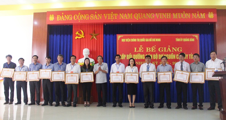 Bế giảng lớp cán bộ dự nguồn cấp ủy tỉnh, nhiệm kỳ 2020-2025