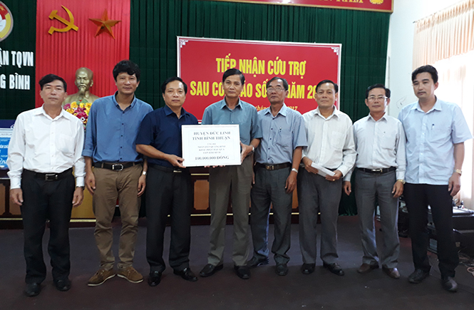 Huyện Đức Linh, tỉnh Bình Thuận hỗ trợ tỉnh ta khắc phục thiên tai