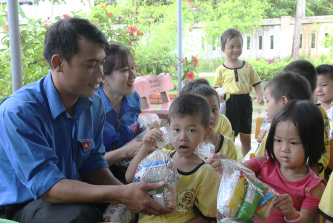 Chăm lo Tết Trung thu cho trẻ em vùng khó khăn