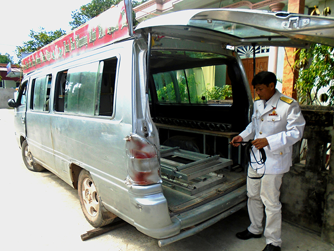 Hết lòng vì việc chung