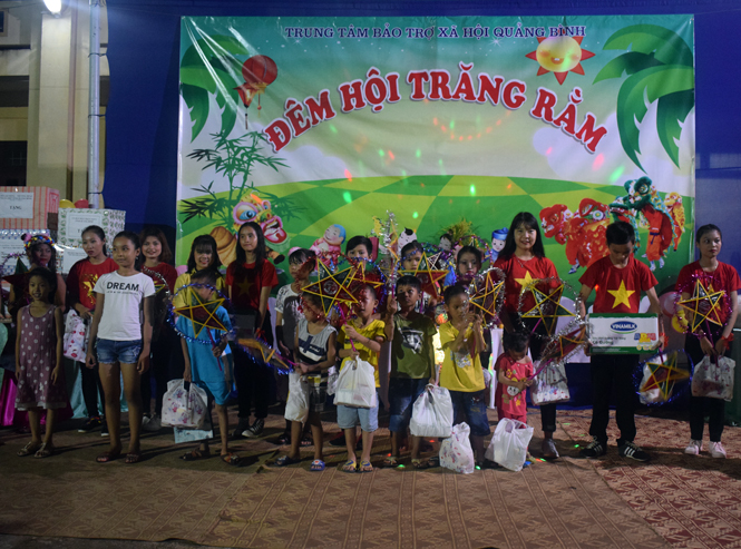 Trung tâm Bảo trợ xã hội tỉnh: Vui 'Đêm hội trăng rằm'