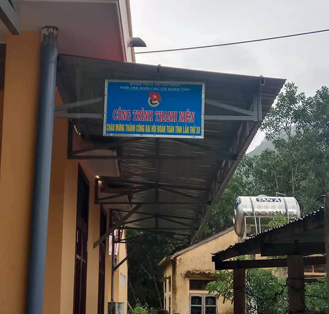 Bàn giao công trình thanh niên cho Trường PTDT bán trú THCS Trường Sơn