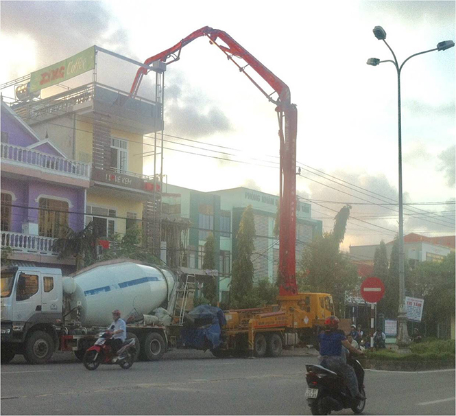 Cảnh báo xe phun bê tông tươi vi phạm hành lang an toàn lưới điện